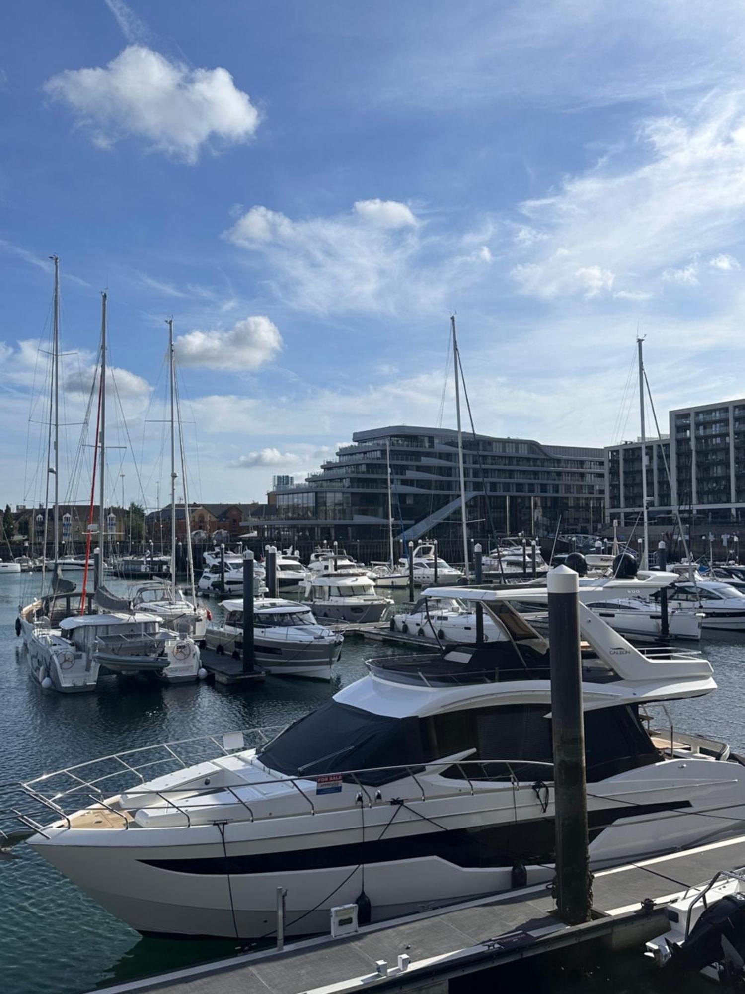 Ocean Village Marina 2 Bedroom Apartment With Balcony! Southampton Buitenkant foto