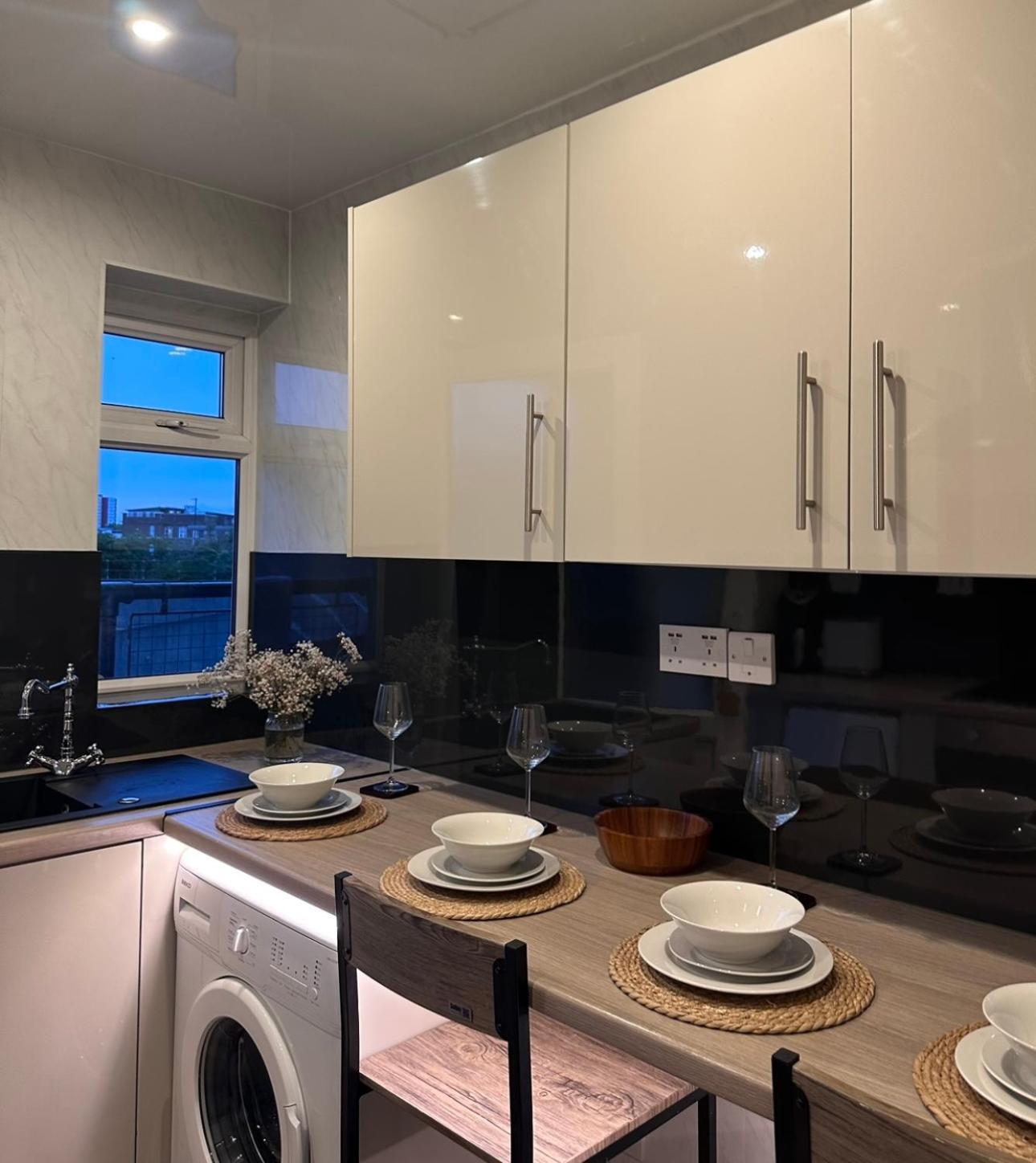 Ocean Village Marina 2 Bedroom Apartment With Balcony! Southampton Buitenkant foto
